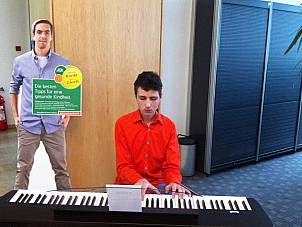 Tristan spielt bei der IHK Klavier