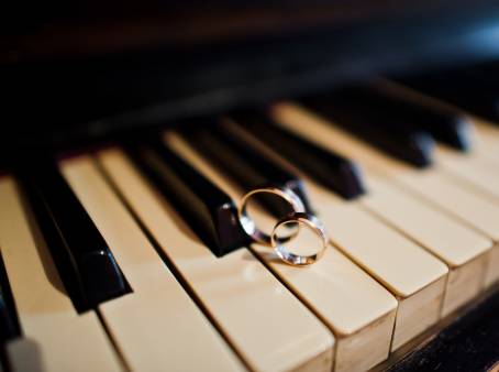 Eheringe liegen auf einer Klaviertastatur